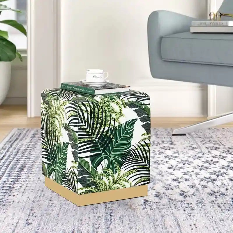 Quadratischer Samt-Hocker mit Polsterung und goldbeschichtetem Sockel