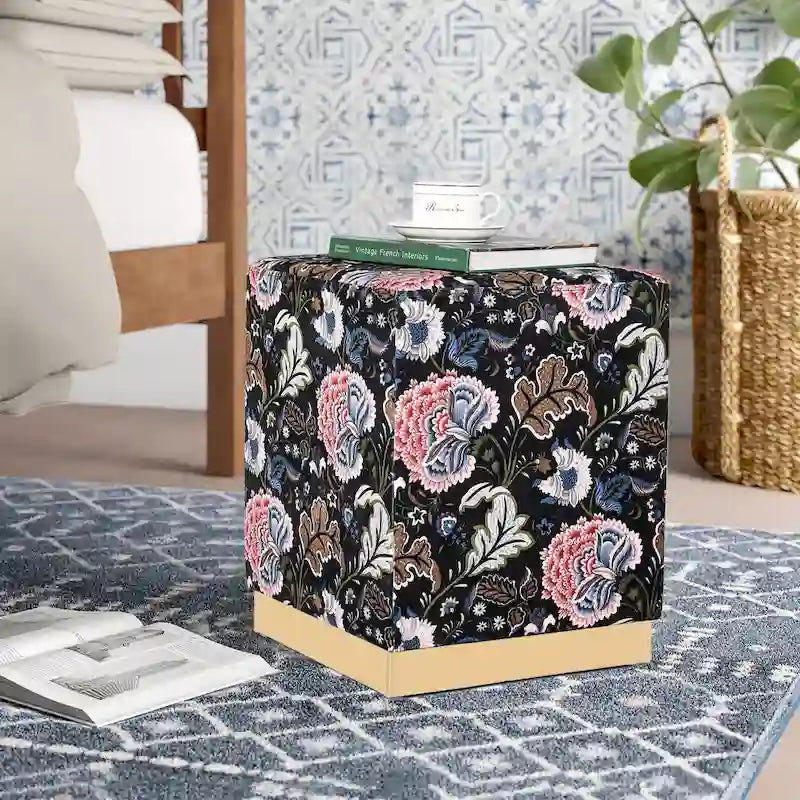 Quadratischer Samt-Hocker mit Polsterung und goldbeschichtetem Sockel