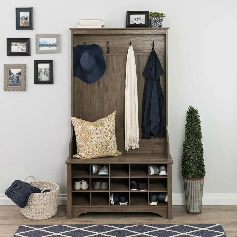 Graue Garderobe für den Eingangsbereich mit Schuhfächern und Kleiderhaken